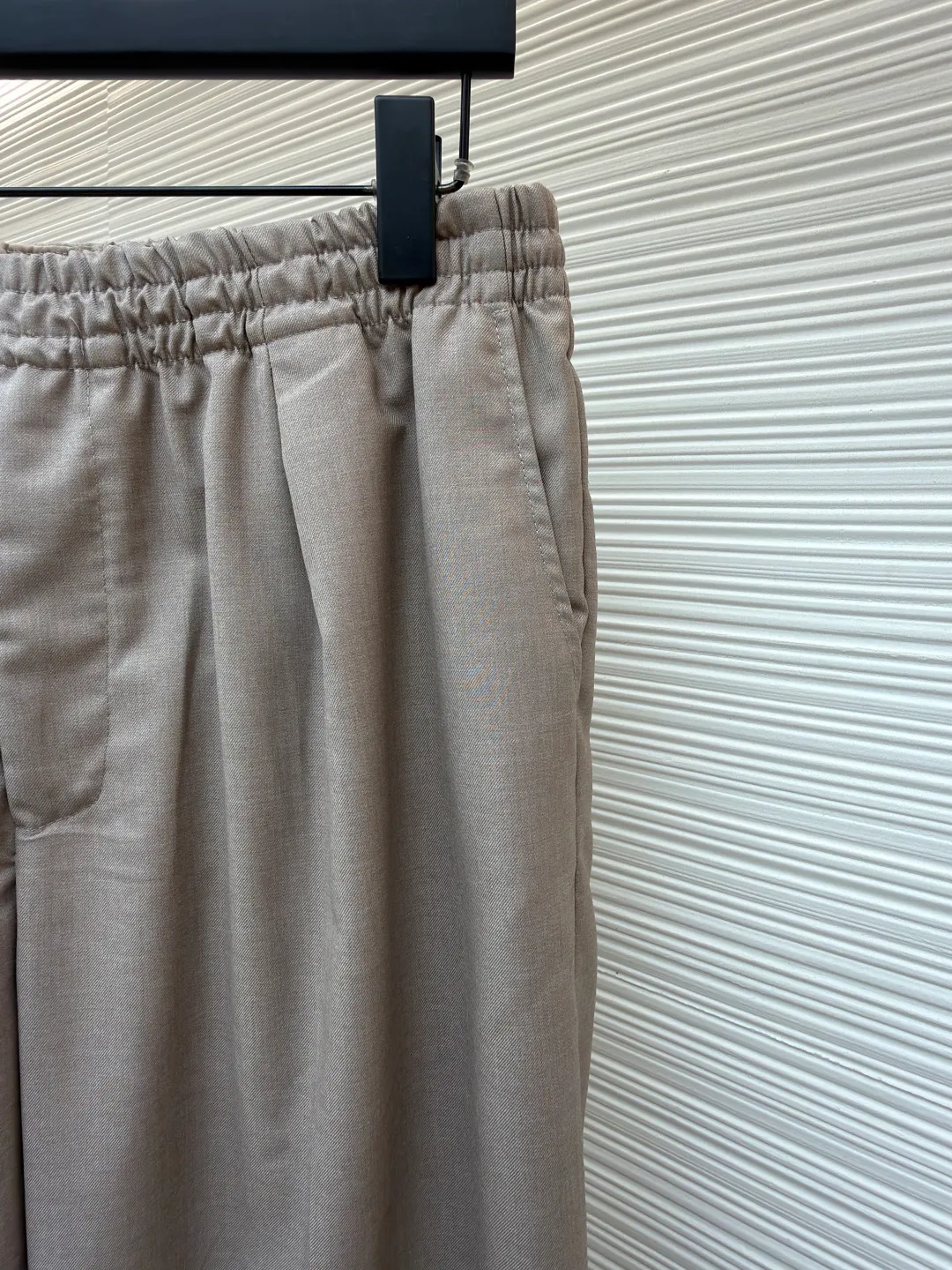 LOUIS VUITTON khaki wool casual trousers ●Item number: 1680060-A95 ●Fabric: wool fabric ●Technology: Positioned cutting machine ●Version: fitted version ●Weight: about 460 grams ●Size: 44-46-48-50 ●Description: Fabric has always been a particularly important part of our products. It is also the foundation for the rise of tall buildings. The materials we use are quite solid. Nearly 100% sheep wool is blended with polyester and polyester to ensure the drape of the trousers. The comparison of the sample in Figure 2 is only slightly red. The specifications are exclusively custom-woven and there is no difference. The pockets and trims are cut according to the Italian old-money style craftsmanship standards. The back pockets are embellished with embossed logos. The focus is to restore the pleats and iron marks on the front, giving it a full texture. The overall wiring is straight and delicate, the fabric is comfortable and soft, and the color is consistent without color difference. It can be matched with the same style to create a fashionable look and control various occasions. Customized accessories, complete with three standards, same style for men and women!